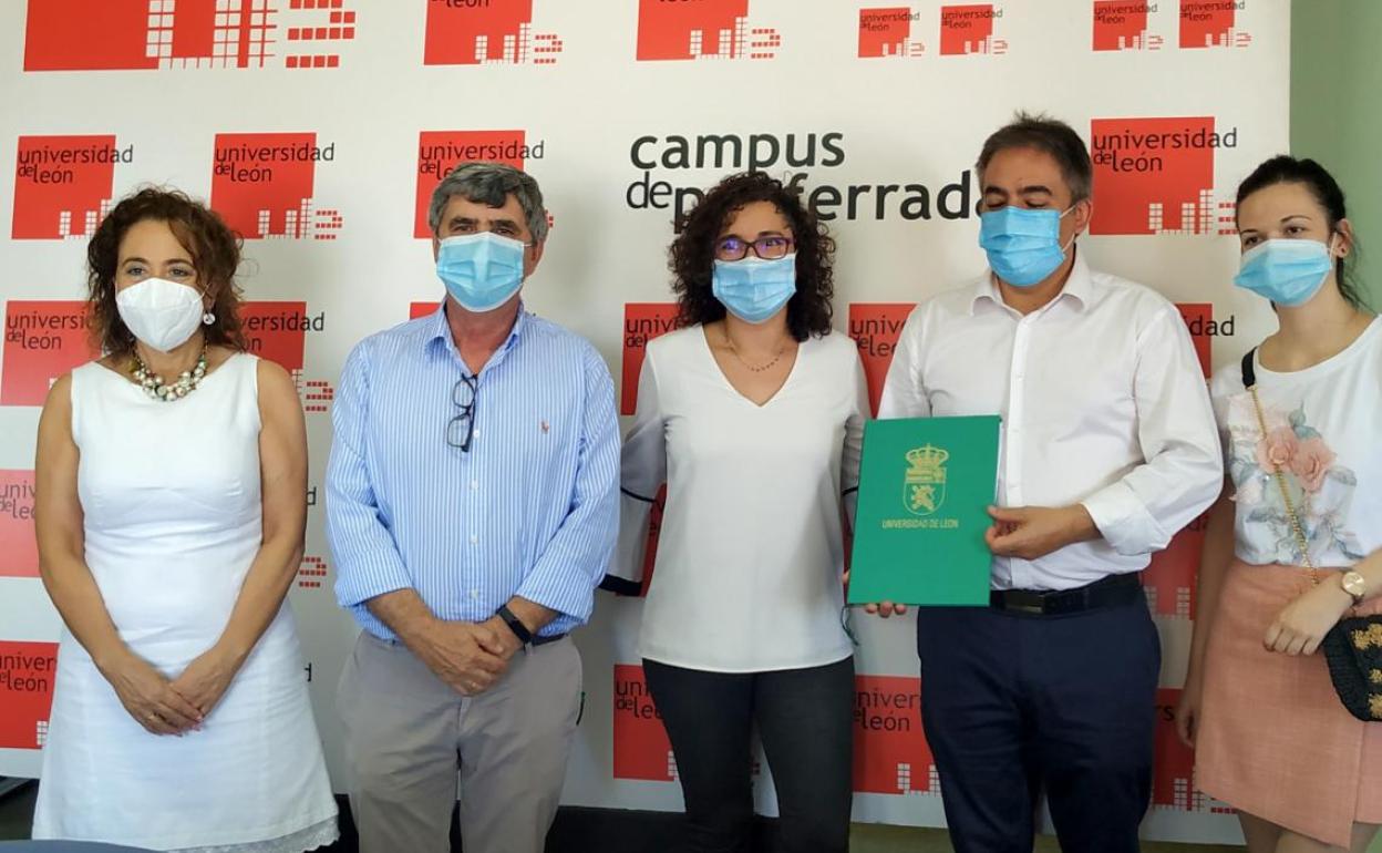 Representantes de la ULE y de Asprona Bierzo, durante la firma del acuerdo.