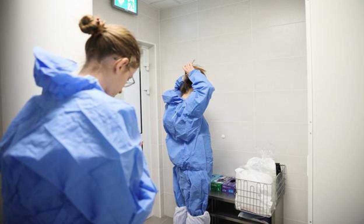 Enfermeras con el protcolo Covid. 