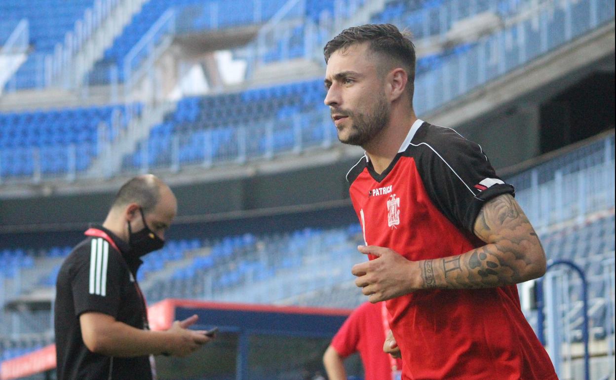 Cristian Pérez, en el calentamiento de la final del playoff con el Cornellá.