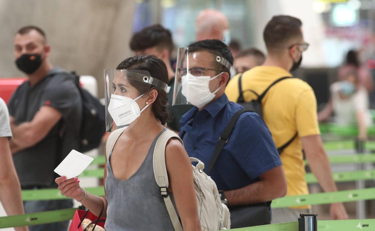 Varios pasajeros en la terminal T4 del Aeropuerto Adolfo Suárez Madrid Barajas