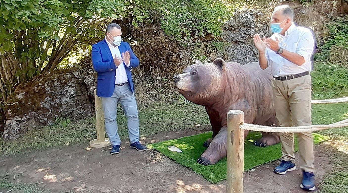 RMD dona a la Diputación de León un oso pardo a tamaño real fabricado con 179 neumáticos reciclados y con un peso de 804 kilos. Mide 2,20 metros de largo y 1,20 de ancho.