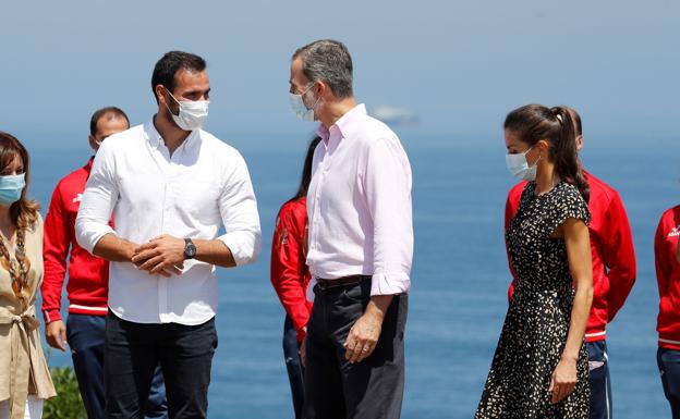 Don Felipe conversa con el piragüista Saúl Cravioto en el Cerro de Santa Catalina, en Gijón. 