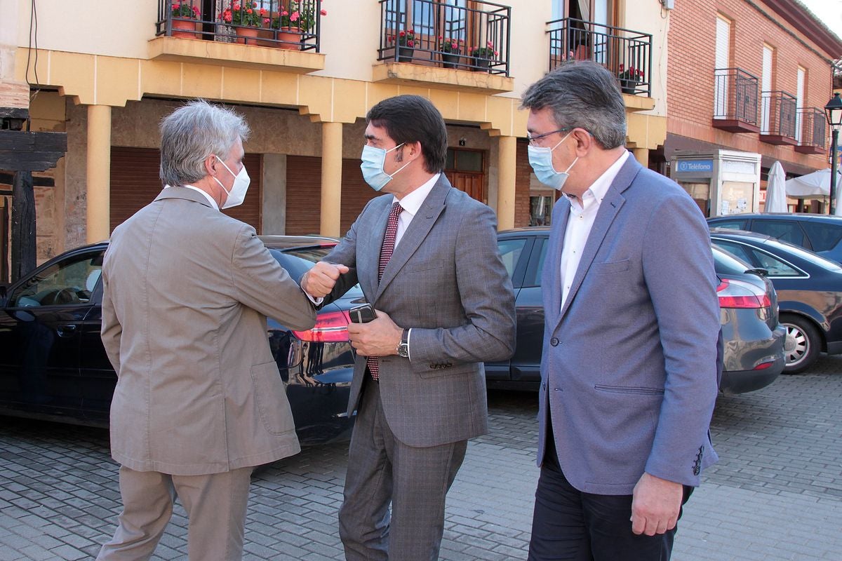 El consejero de Fomento visita la depuradora de Villamañán