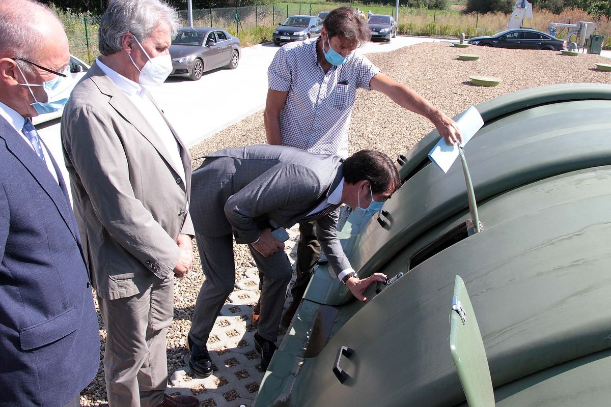 El consejero de Fomento visita la depuradora de Villamañán