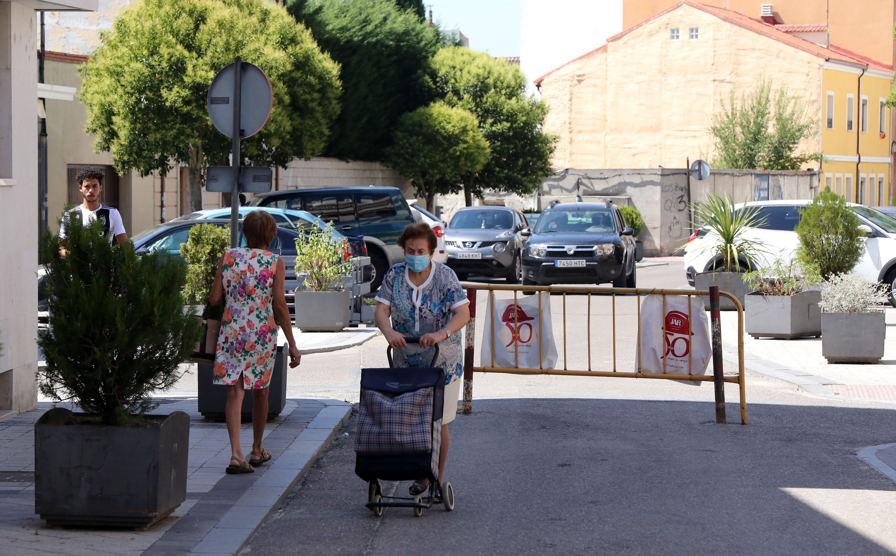 Dos mujeres pasean en el centro de la localidad.