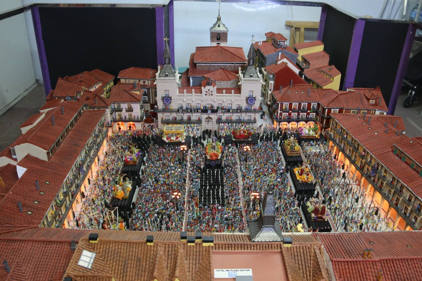 El leonés Luis García, maquinista y maquetista, trabaja en una gran maqueta de la Catedral de León y el entorno de Plaza de Regla | Un trabajo minucioso, cuidado y sorprendente que pretende unir a otra realizada hace diez años de la celebración del acto del Encuentro de la Semana Santa leonesa