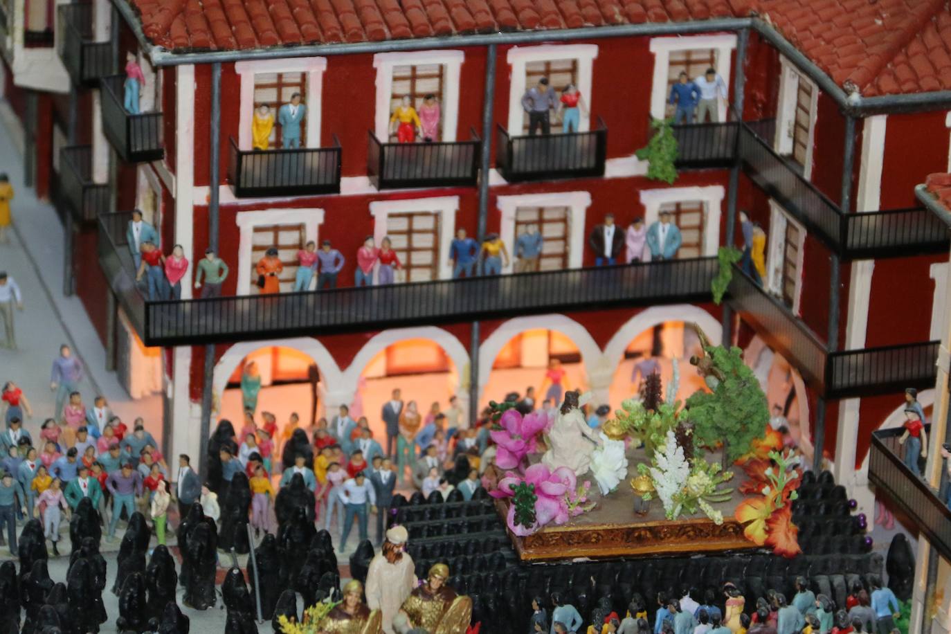 El leonés Luis García, maquinista y maquetista, trabaja en una gran maqueta de la Catedral de León y el entorno de Plaza de Regla | Un trabajo minucioso, cuidado y sorprendente que pretende unir a otra realizada hace diez años de la celebración del acto del Encuentro de la Semana Santa leonesa