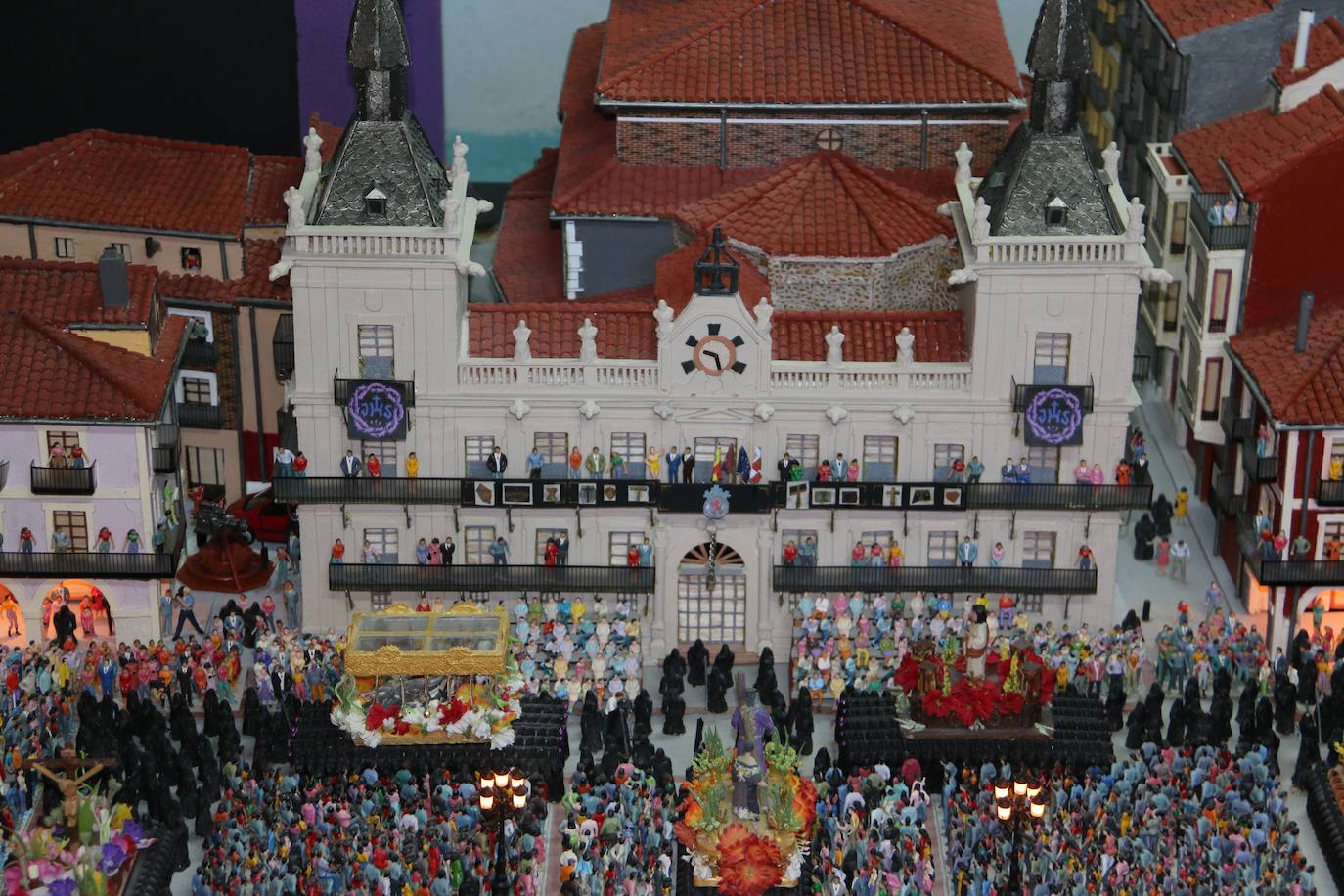 El leonés Luis García, maquinista y maquetista, trabaja en una gran maqueta de la Catedral de León y el entorno de Plaza de Regla | Un trabajo minucioso, cuidado y sorprendente que pretende unir a otra realizada hace diez años de la celebración del acto del Encuentro de la Semana Santa leonesa