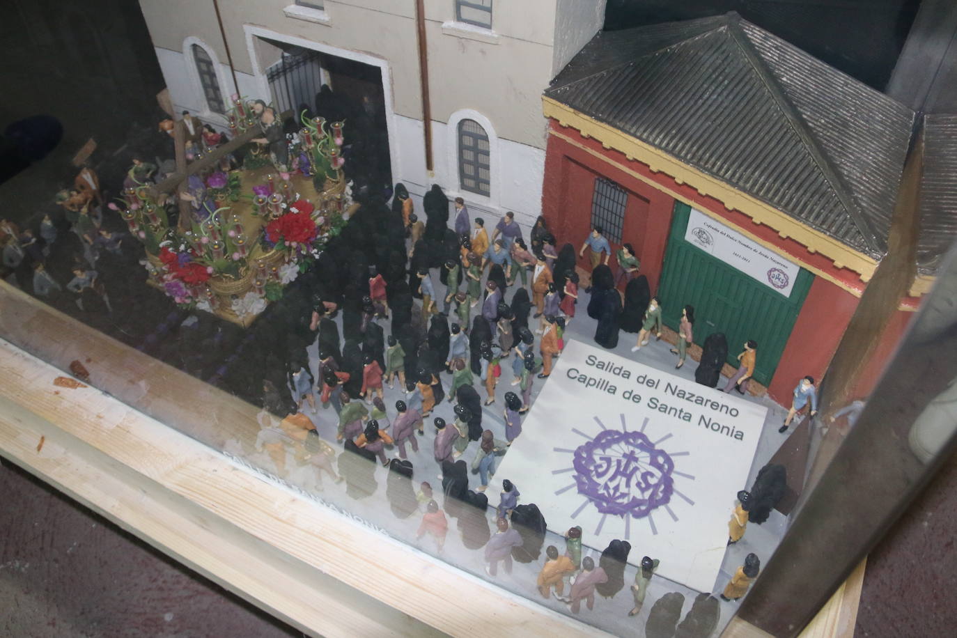 El leonés Luis García, maquinista y maquetista, trabaja en una gran maqueta de la Catedral de León y el entorno de Plaza de Regla | Un trabajo minucioso, cuidado y sorprendente que pretende unir a otra realizada hace diez años de la celebración del acto del Encuentro de la Semana Santa leonesa