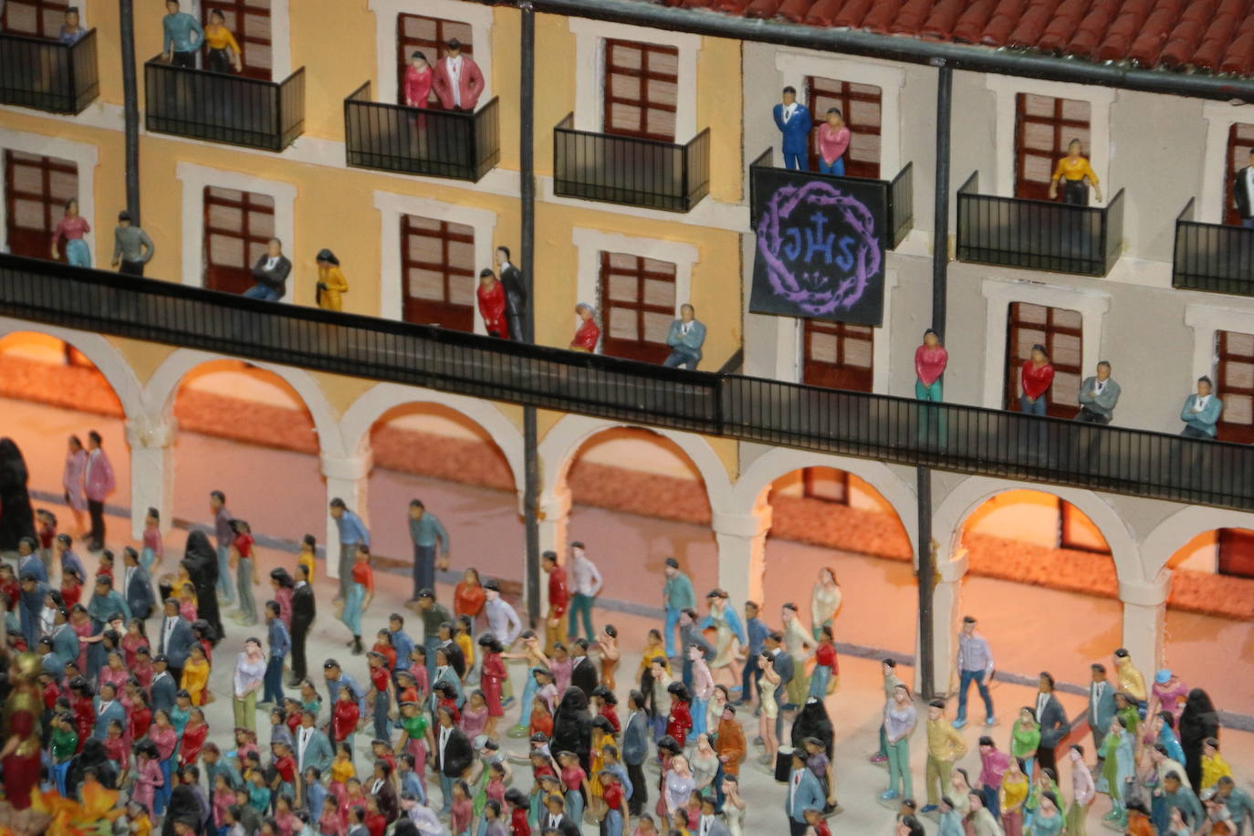 El leonés Luis García, maquinista y maquetista, trabaja en una gran maqueta de la Catedral de León y el entorno de Plaza de Regla | Un trabajo minucioso, cuidado y sorprendente que pretende unir a otra realizada hace diez años de la celebración del acto del Encuentro de la Semana Santa leonesa