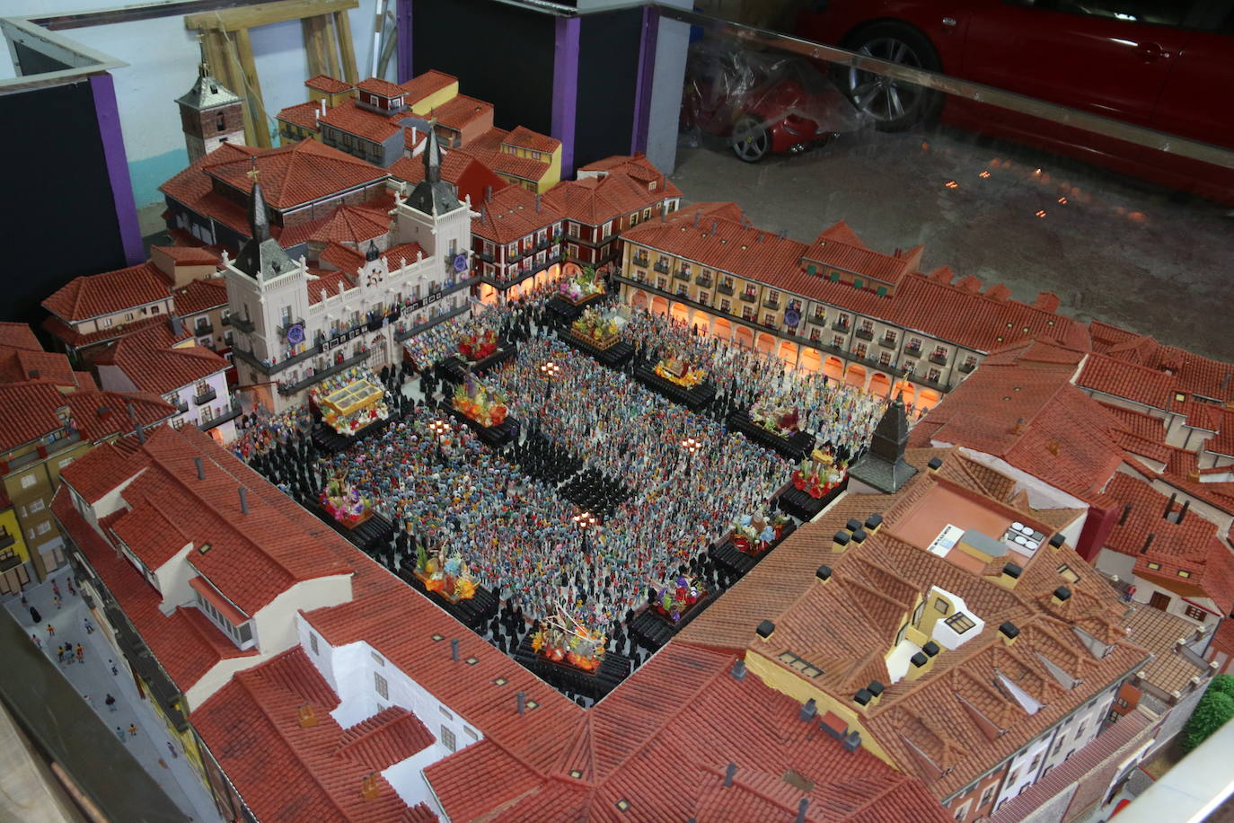 El leonés Luis García, maquinista y maquetista, trabaja en una gran maqueta de la Catedral de León y el entorno de Plaza de Regla | Un trabajo minucioso, cuidado y sorprendente que pretende unir a otra realizada hace diez años de la celebración del acto del Encuentro de la Semana Santa leonesa