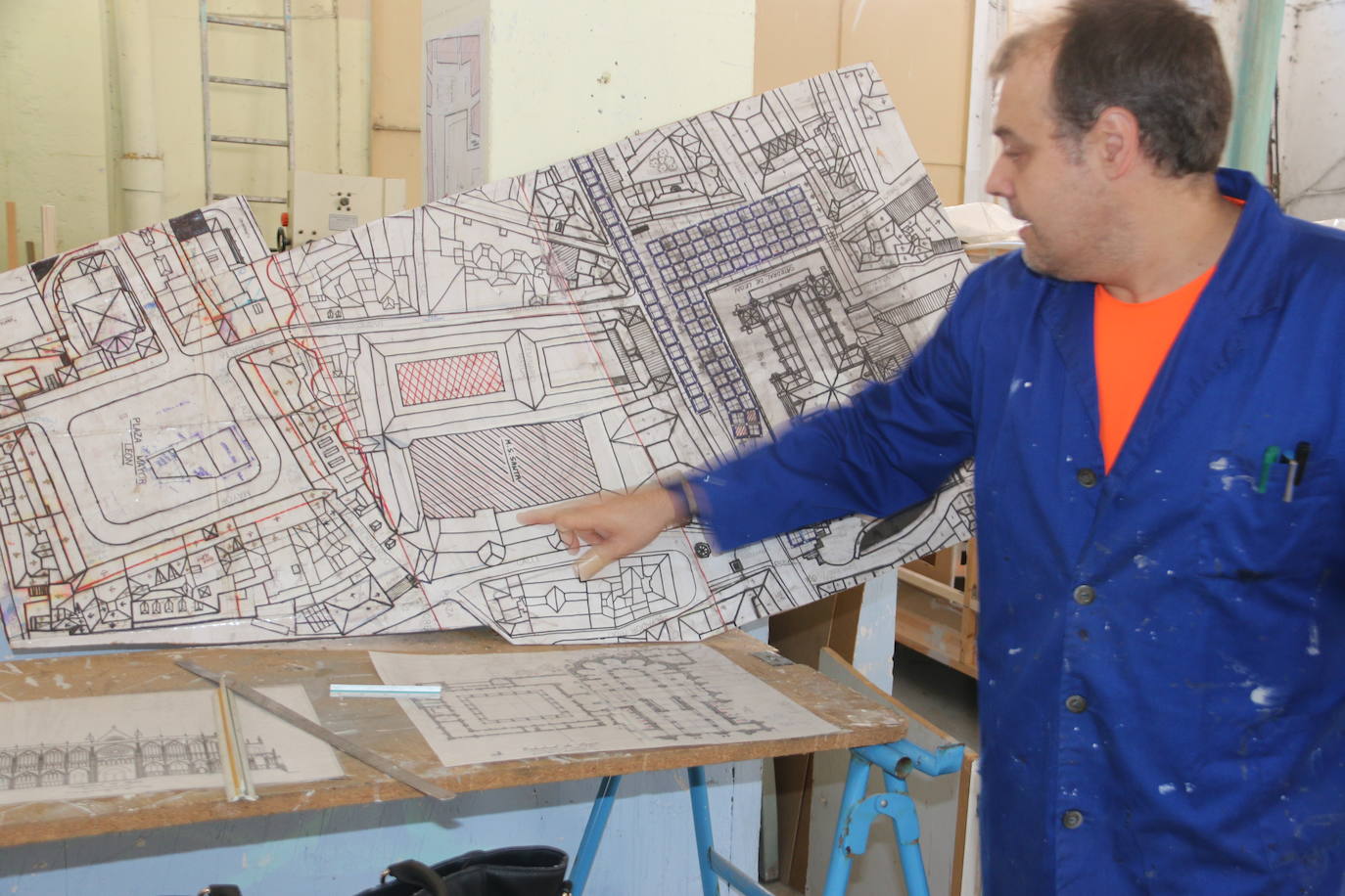 El leonés Luis García, maquinista y maquetista, trabaja en una gran maqueta de la Catedral de León y el entorno de Plaza de Regla | Un trabajo minucioso, cuidado y sorprendente que pretende unir a otra realizada hace diez años de la celebración del acto del Encuentro de la Semana Santa leonesa