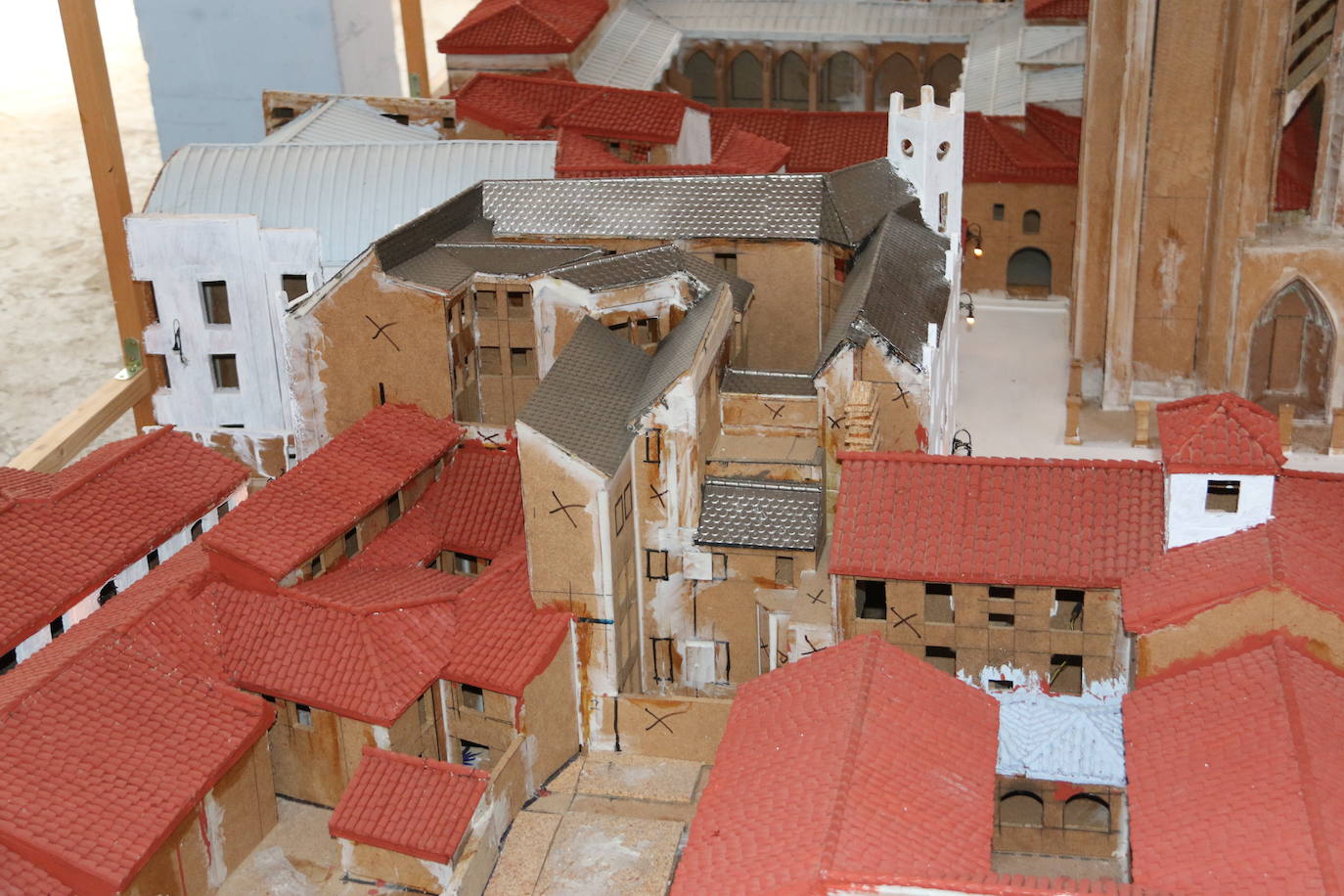 El leonés Luis García, maquinista y maquetista, trabaja en una gran maqueta de la Catedral de León y el entorno de Plaza de Regla | Un trabajo minucioso, cuidado y sorprendente que pretende unir a otra realizada hace diez años de la celebración del acto del Encuentro de la Semana Santa leonesa