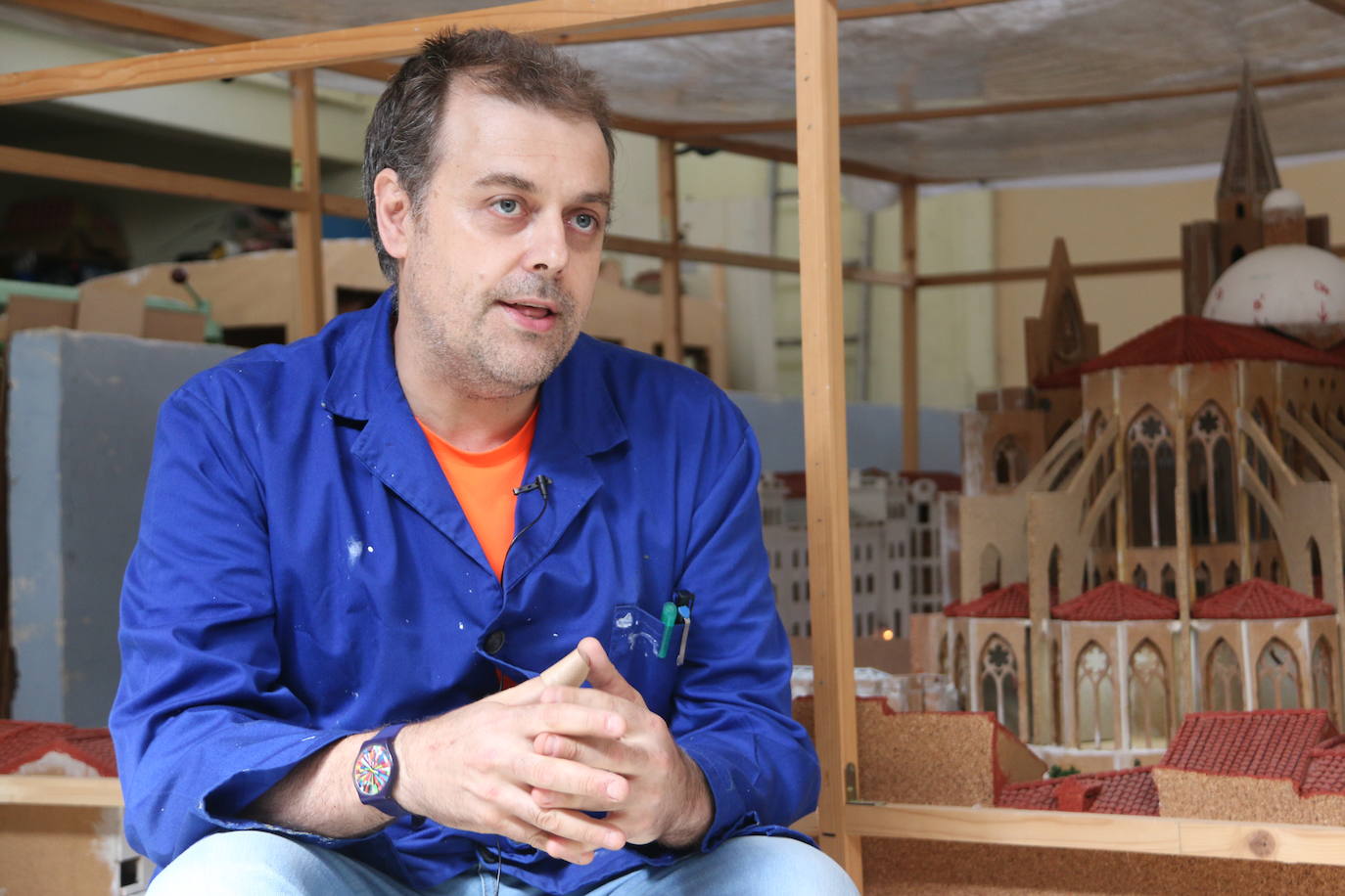 El leonés Luis García, maquinista y maquetista, trabaja en una gran maqueta de la Catedral de León y el entorno de Plaza de Regla | Un trabajo minucioso, cuidado y sorprendente que pretende unir a otra realizada hace diez años de la celebración del acto del Encuentro de la Semana Santa leonesa