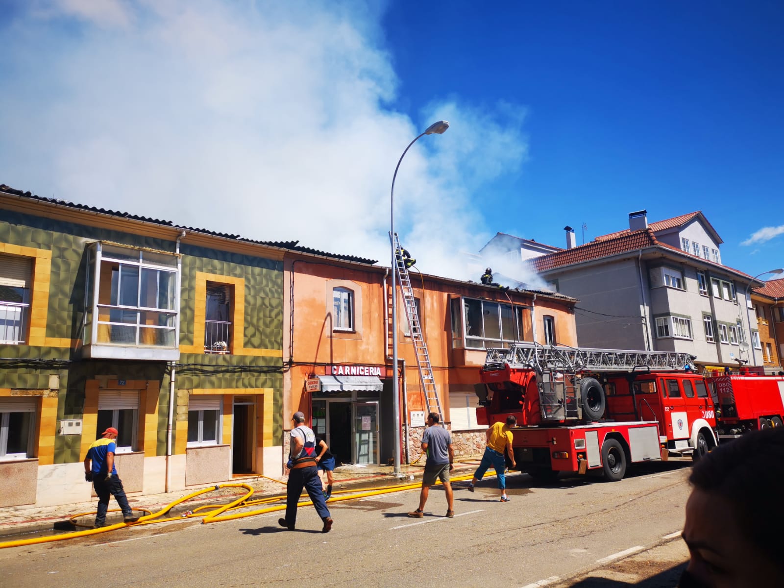 El fuego se originó en la parte superior de una de ellas y se ha extendido a dos casas más | Hasta la localidad se han desplazado Bomberos de León y Bomberos de Guardo