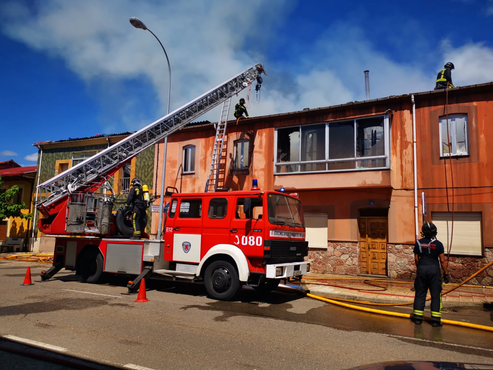 El fuego se originó en la parte superior de una de ellas y se ha extendido a dos casas más | Hasta la localidad se han desplazado Bomberos de León y Bomberos de Guardo