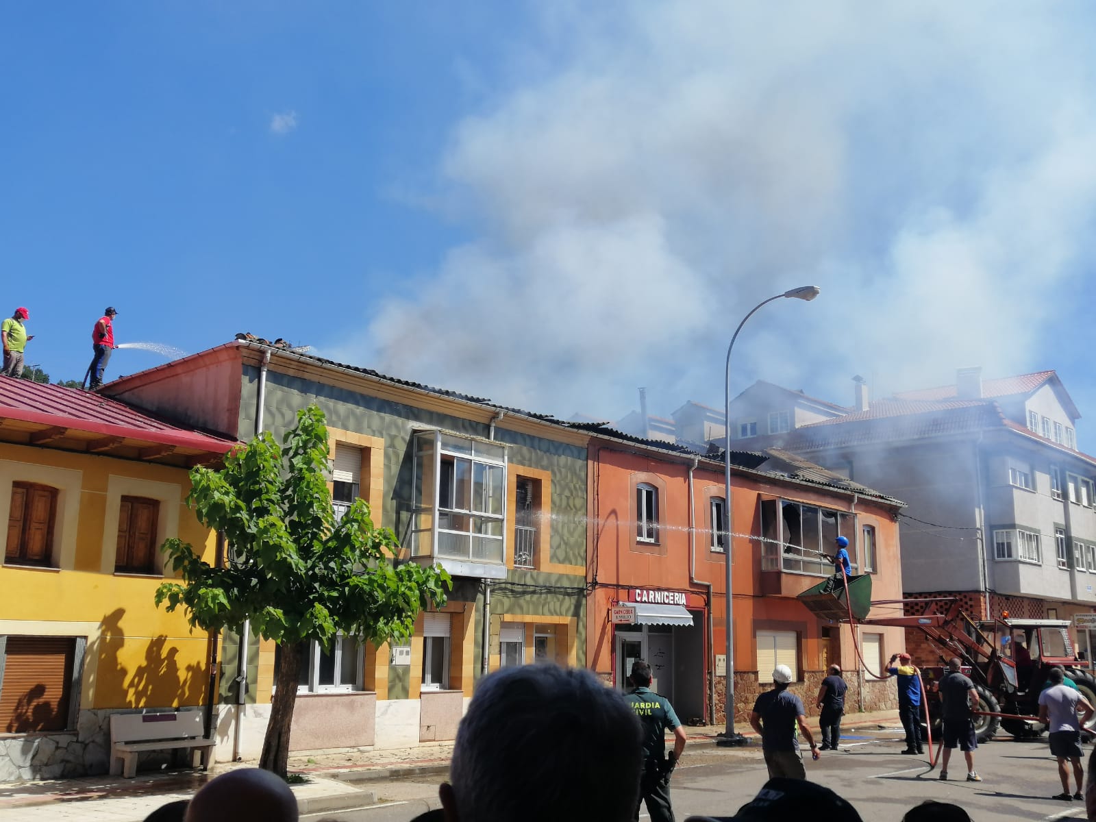 El fuego se originó en la parte superior de una de ellas y se ha extendido a dos casas más | Hasta la localidad se han desplazado Bomberos de León y Bomberos de Guardo