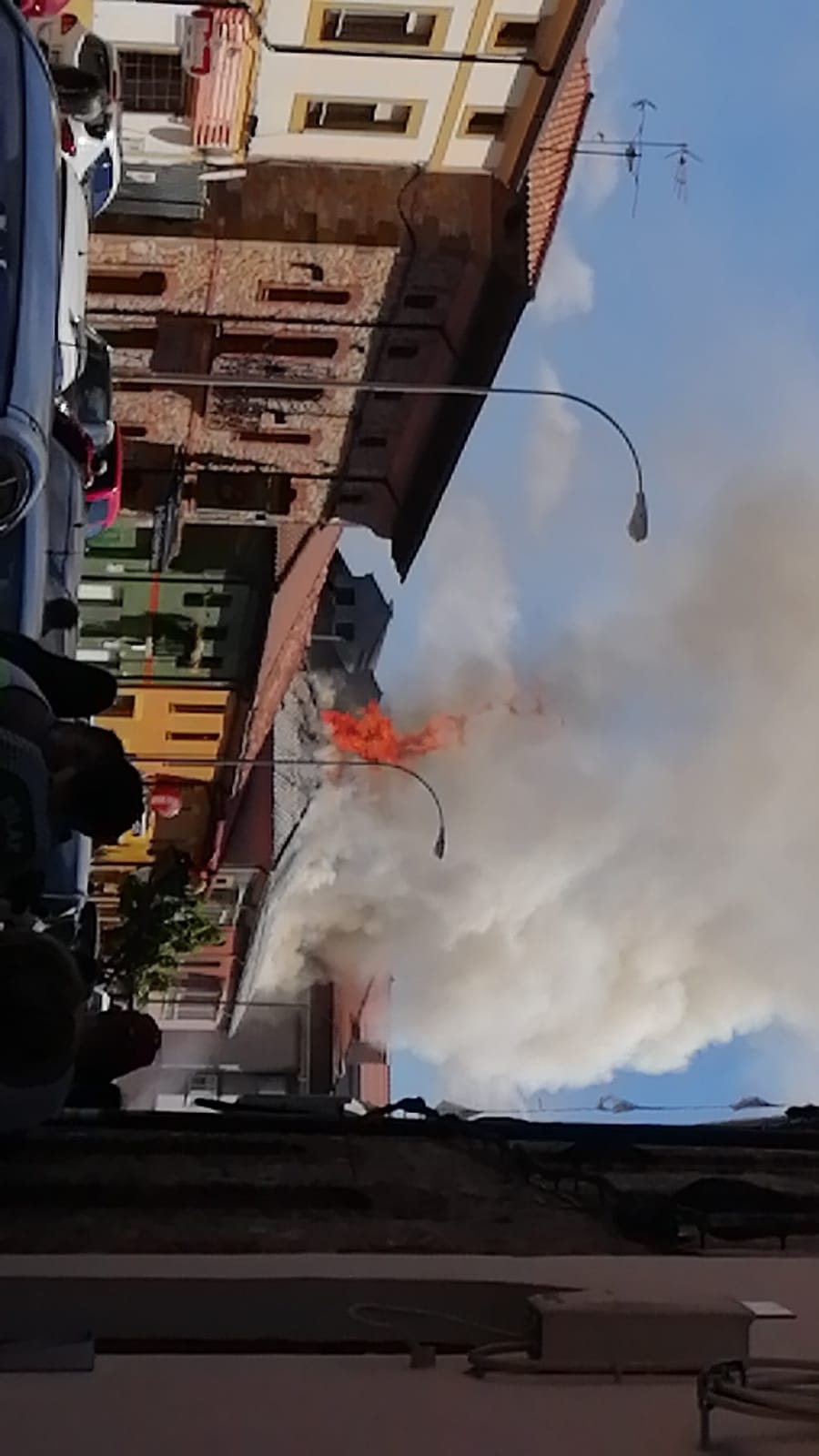 El fuego se originó en la parte superior de una de ellas y se ha extendido a dos casas más | Hasta la localidad se han desplazado Bomberos de León y Bomberos de Guardo