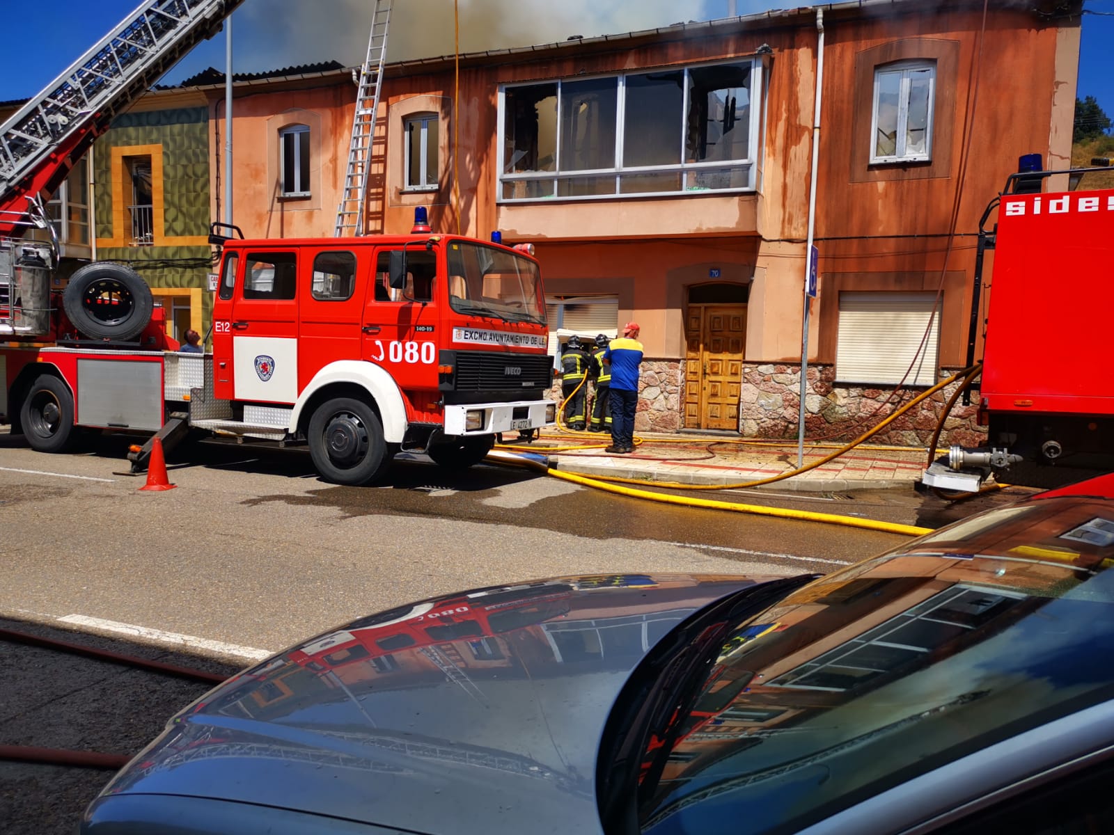 El fuego se originó en la parte superior de una de ellas y se ha extendido a dos casas más | Hasta la localidad se han desplazado Bomberos de León y Bomberos de Guardo