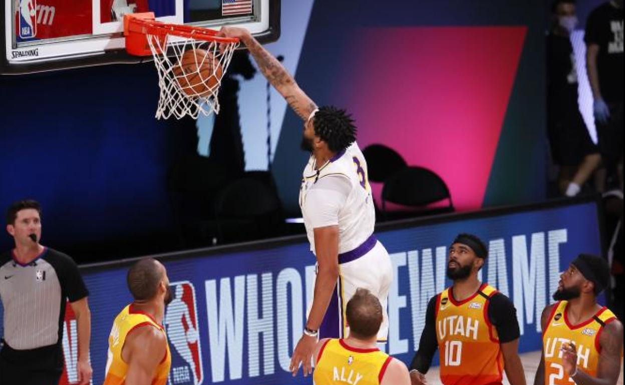 Anthony Davis machaca el aro. 