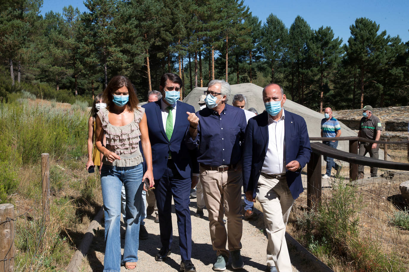 Fotos: Suárez-Quiñones visita la nueva Pasarela-Mirador del Centro del Lobo Ibérico