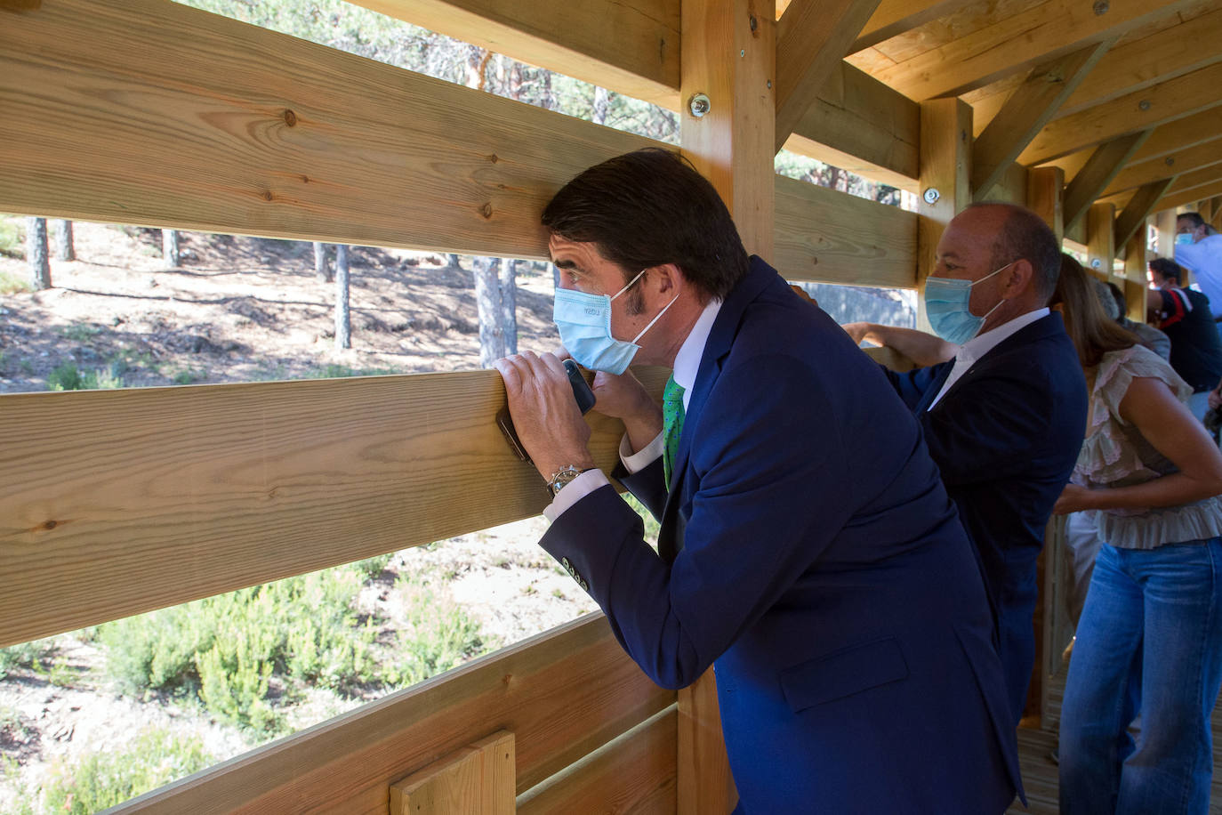 Fotos: Suárez-Quiñones visita la nueva Pasarela-Mirador del Centro del Lobo Ibérico