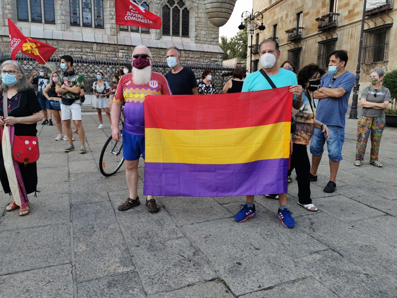 Una concentración espontánea convocada a través de las redes sociales ha reunido frente al edifico de Gaudí a varias decenas de personas que critican también al Gobierno por «una operación de Estado».