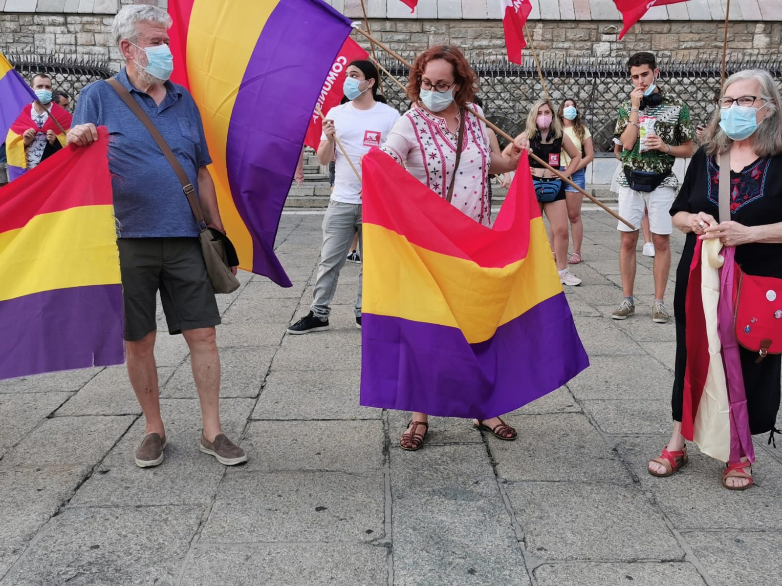 Una concentración espontánea convocada a través de las redes sociales ha reunido frente al edifico de Gaudí a varias decenas de personas que critican también al Gobierno por «una operación de Estado».