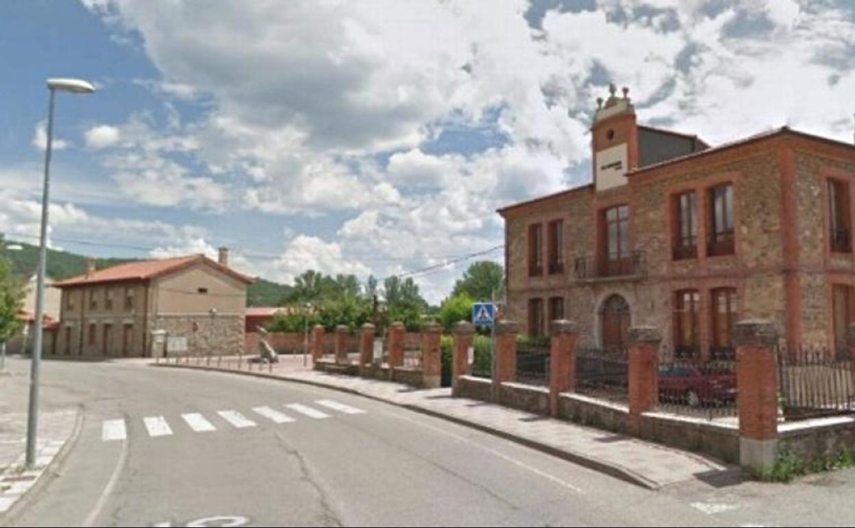 Una de las calles principales de Robles de la Valcueva, en el municipio de Matallana de Torío.