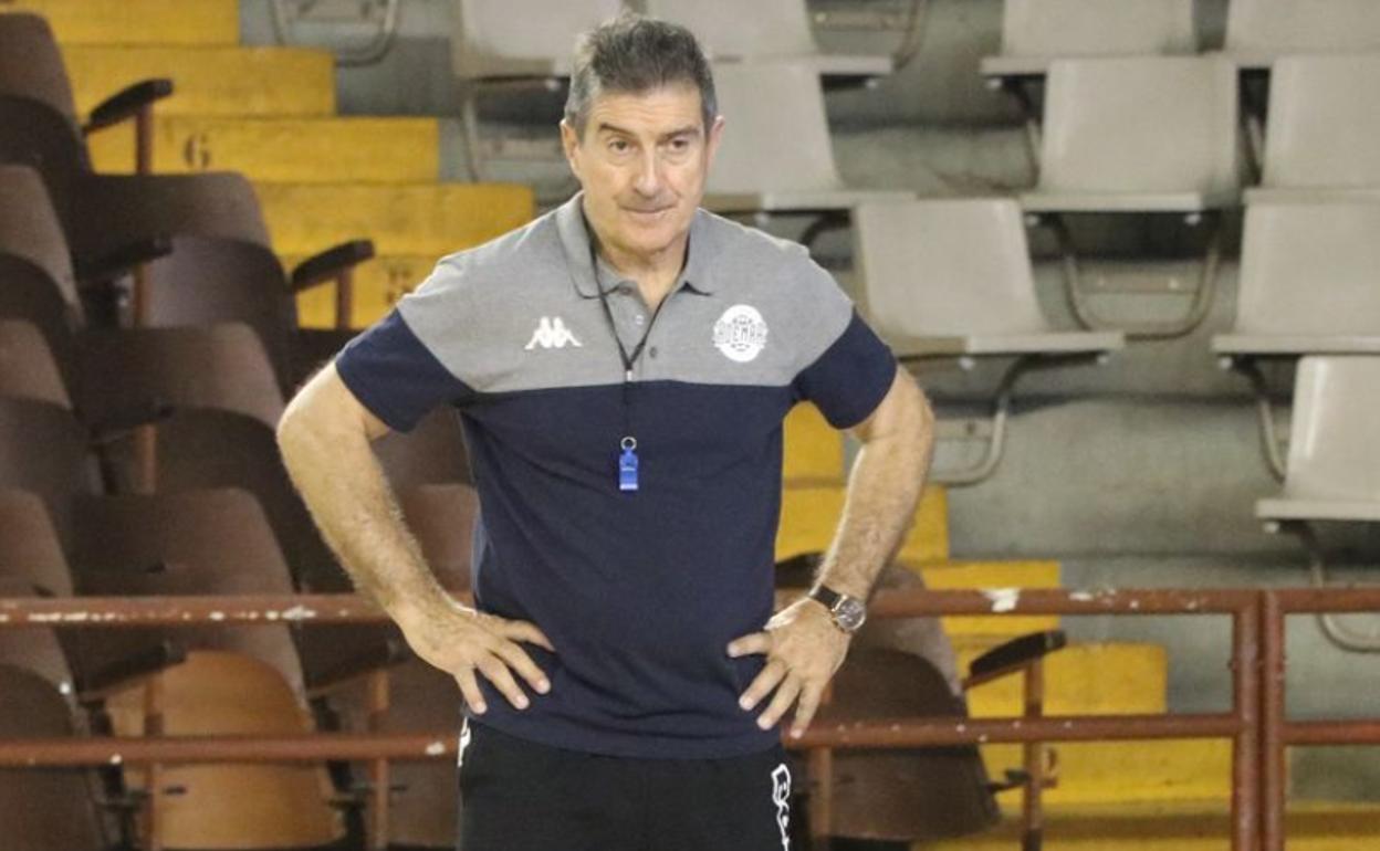 Manolo Cadenas, en un entrenamiento con el Abanca Ademar.