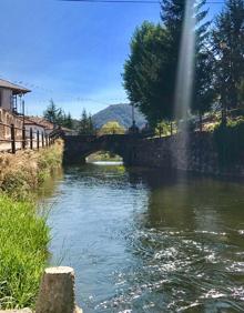 Imagen secundaria 2 - El río Casares es el protagonista.