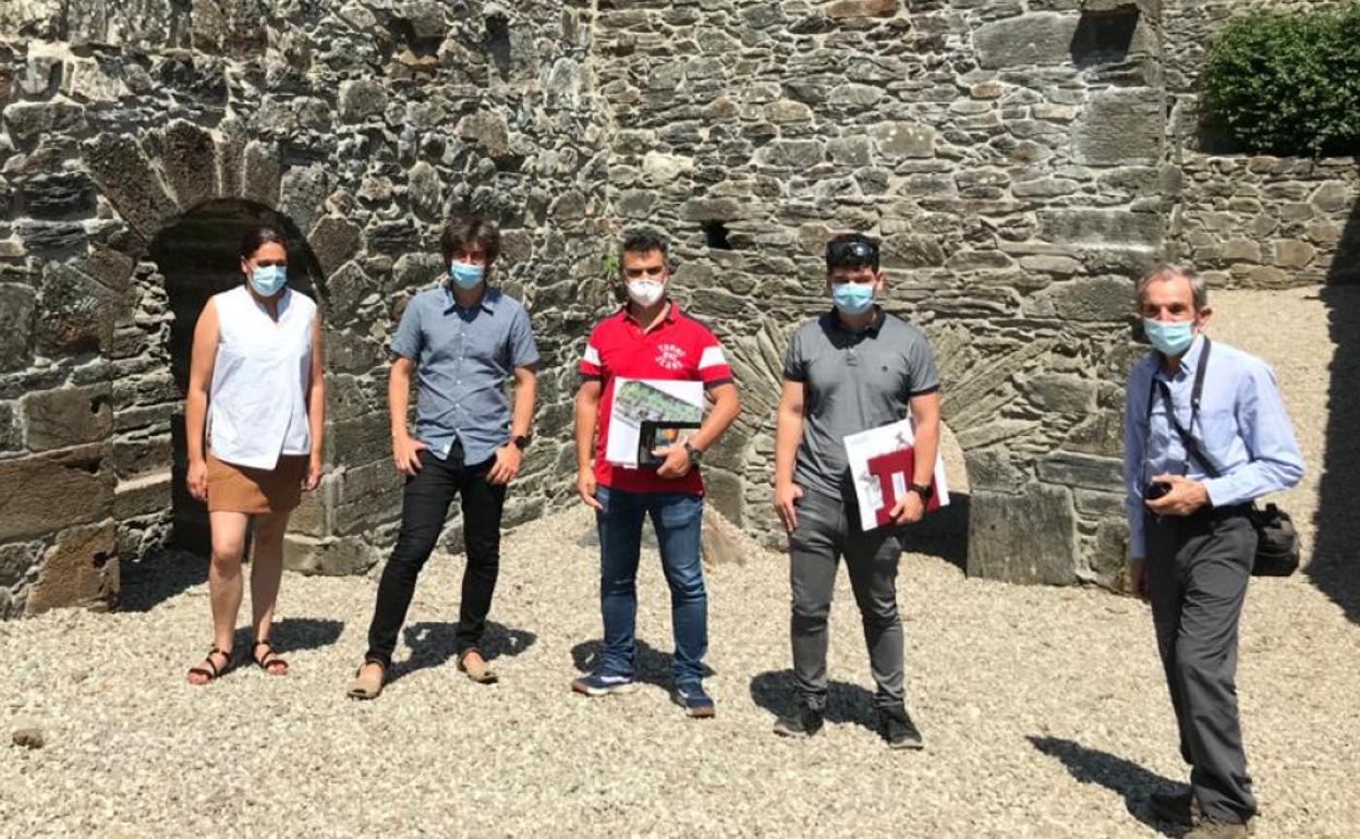 Miembros de la Diputación, con el diputado de Cultura Pablo López Presa, en la herrería de Tejedo de Ancares.