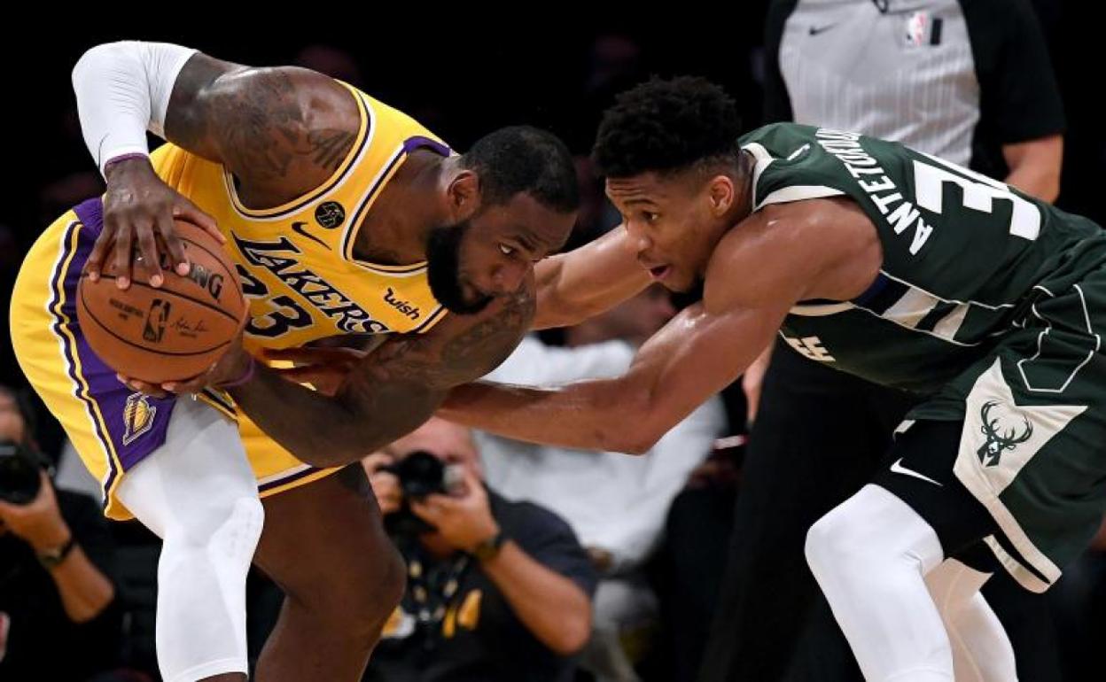 LeBron James y Giannis Antetokounmpo, frente a frente. 