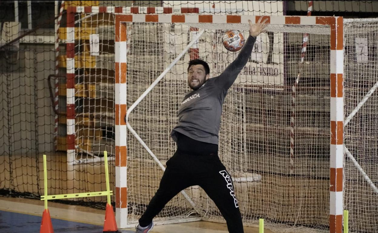 Dino Slavic, en un entrenamiento del Abanca Ademar.