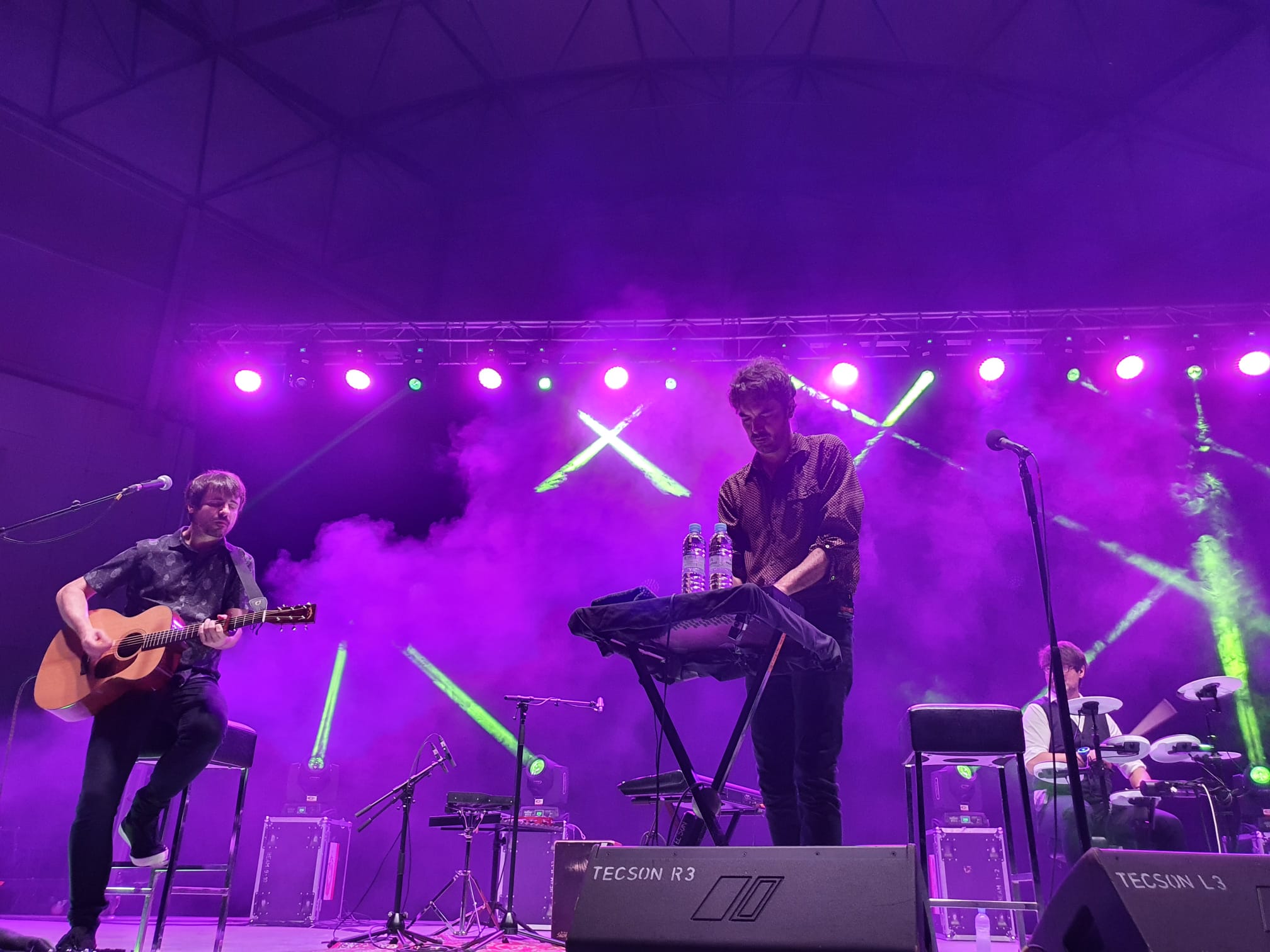 El grupo de indie-rock murciano presentó en el Auditorio Municipal de Ponferrada sus nuevos temas nacidos durante la 'cuarentena' en un concierto en acústico con todo el público sentado en sus localidades.