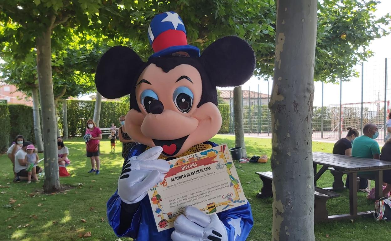 Mickey Mouse fue uno de los invitados a la fiesta.