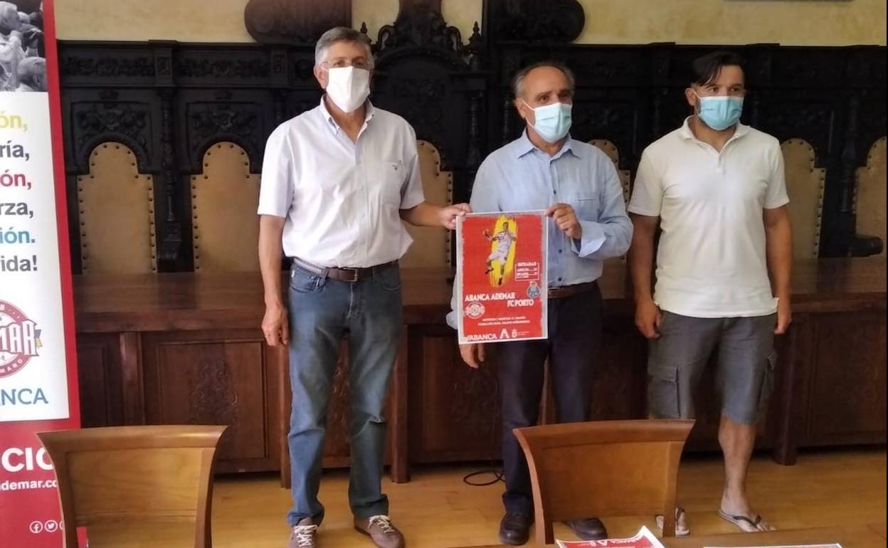 Franco y Perandones con el cartel del encuentro. 