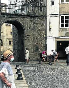 Imagen secundaria 2 - Mercado de abastos, (arriba), peregrinas (en medio) y calle de Santiago de Compostela (abajo).