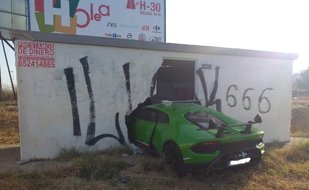 Estrella el Lamborghini de 264.700 euros «de un amigo» en Huelva y sale huyendo