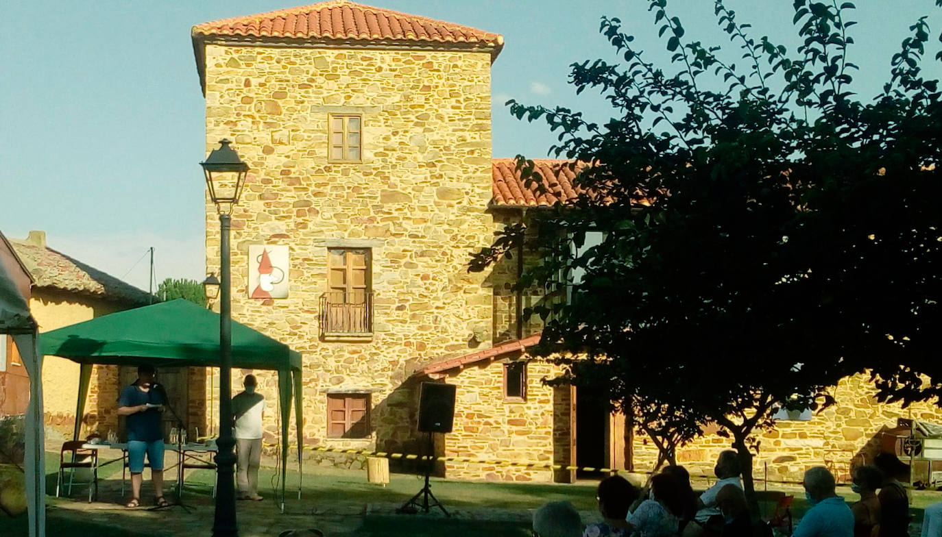 La cita que iba a celebrarse a la orilla del centenario Puente de Hierro de Sopeña, tuvo que hacerse en el jardín del palacio renacentista de los Escarpizo, en Otero, y con aforo limitado a 80 personas, por exigencias de la actual situación sanitaria