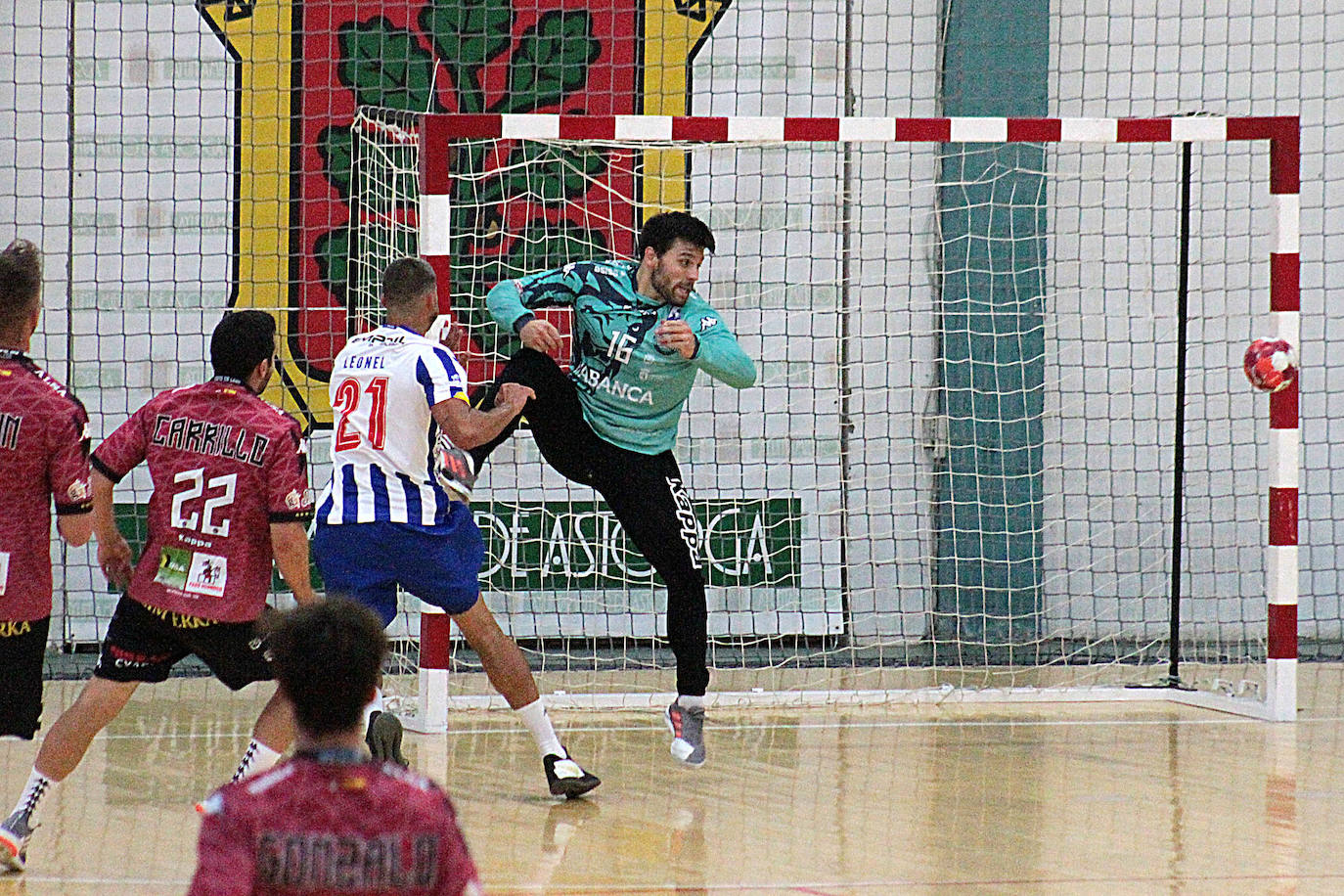 El Ademar se midió al Oporto en el primer amistoso de la pretemporada. 