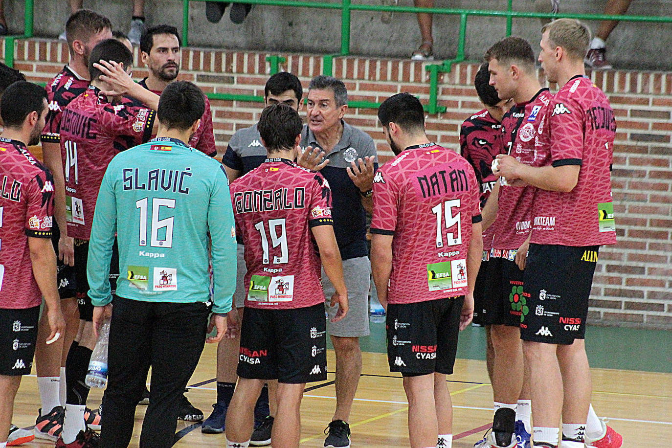 El Ademar se midió al Oporto en el primer amistoso de la pretemporada. 