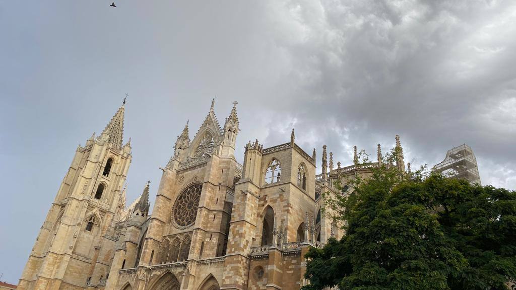 La capital amaneció este martes entre nubes que dejaron un pequeño chaparrón durante la mañana | La Aemet mantiene el aviso amarillo por lluvia y tormentas en la provincia a partir de las 13 horas