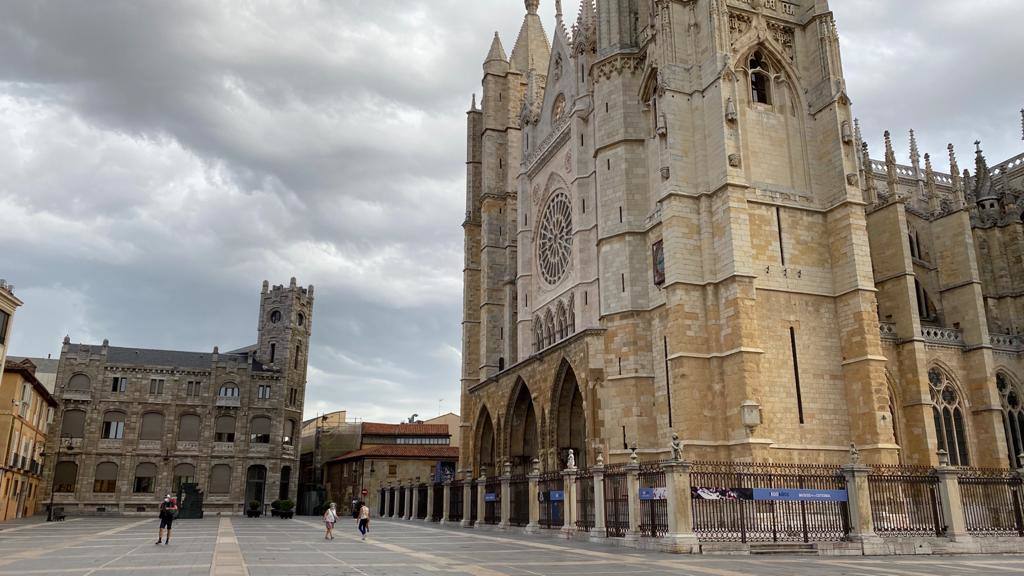 La capital amaneció este martes entre nubes que dejaron un pequeño chaparrón durante la mañana | La Aemet mantiene el aviso amarillo por lluvia y tormentas en la provincia a partir de las 13 horas