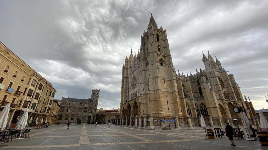 La capital amaneció este martes entre nubes que dejaron un pequeño chaparrón durante la mañana | La Aemet mantiene el aviso amarillo por lluvia y tormentas en la provincia a partir de las 13 horas