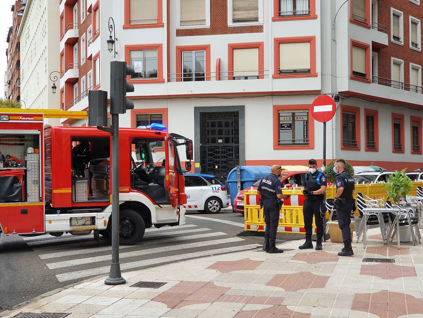 Hasta el lugar se desplazó una dotación de Bomberos de León que no tuvieron problemas en controlar el humo y evitar así algún riesgo para la salud de los presentes