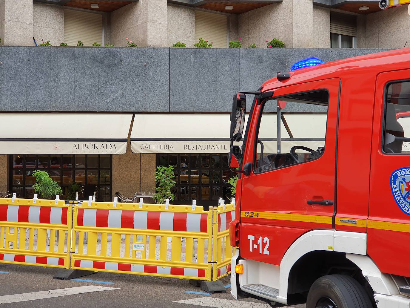 Hasta el lugar se desplazó una dotación de Bomberos de León que no tuvieron problemas en controlar el humo y evitar así algún riesgo para la salud de los presentes