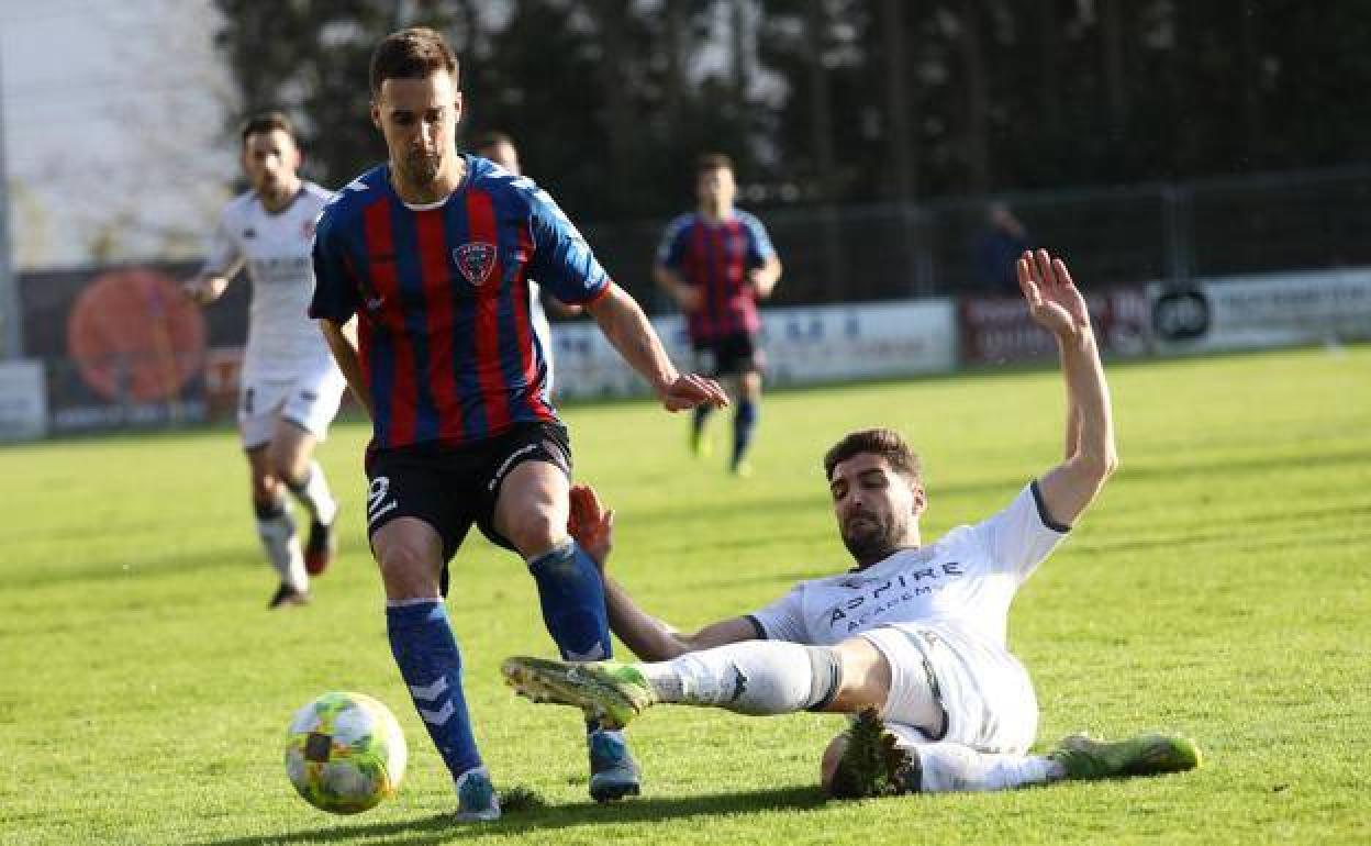 Iván González va al suelo en una jugada ante el Leioa. 