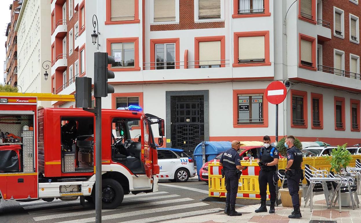 Una dotación de bomberos tuvo que intervenir para controlar el humo.