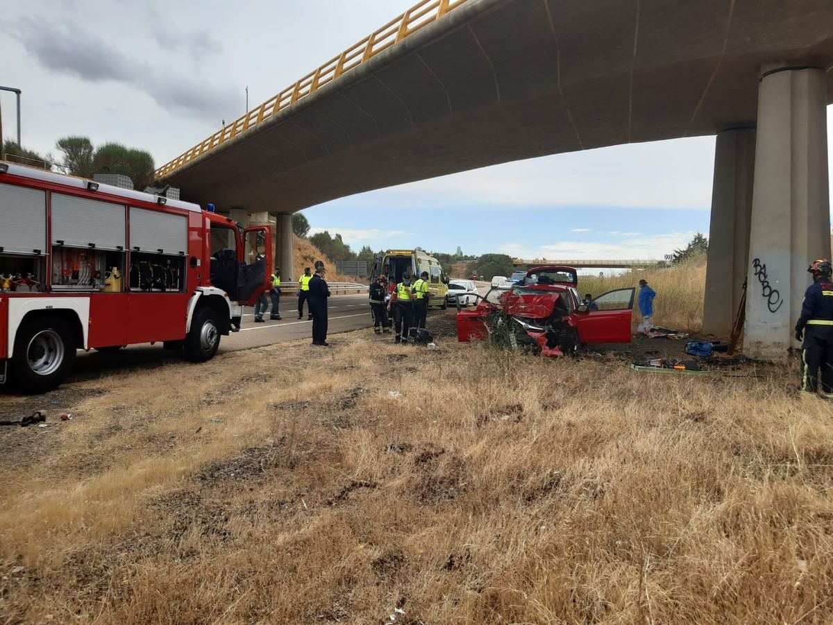 El accidente ha tenido lugar en torno a las 12:09 horas y ha sido necesaria la intervección de los Bomberos de León para excarcelar a la víctima